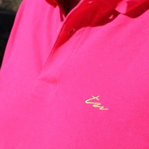 Detalle del polo bordado en amarillo, TRIBU